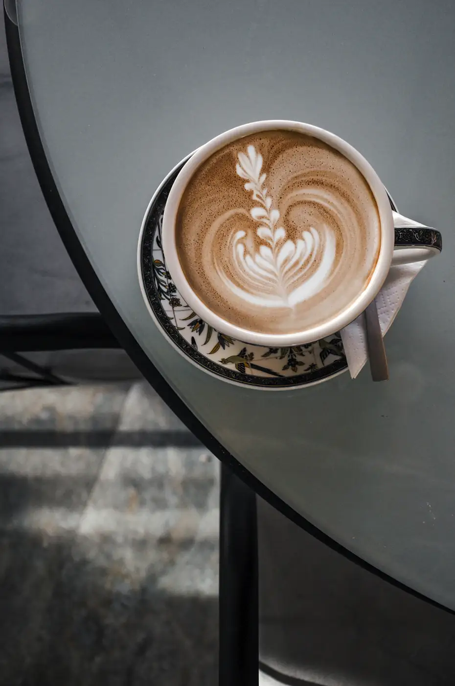 Cappuccino met een blaadje in het melkschuim