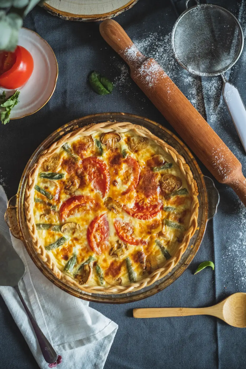 Huisgemaakte quiche met tomaat, champignons en groene boontjes