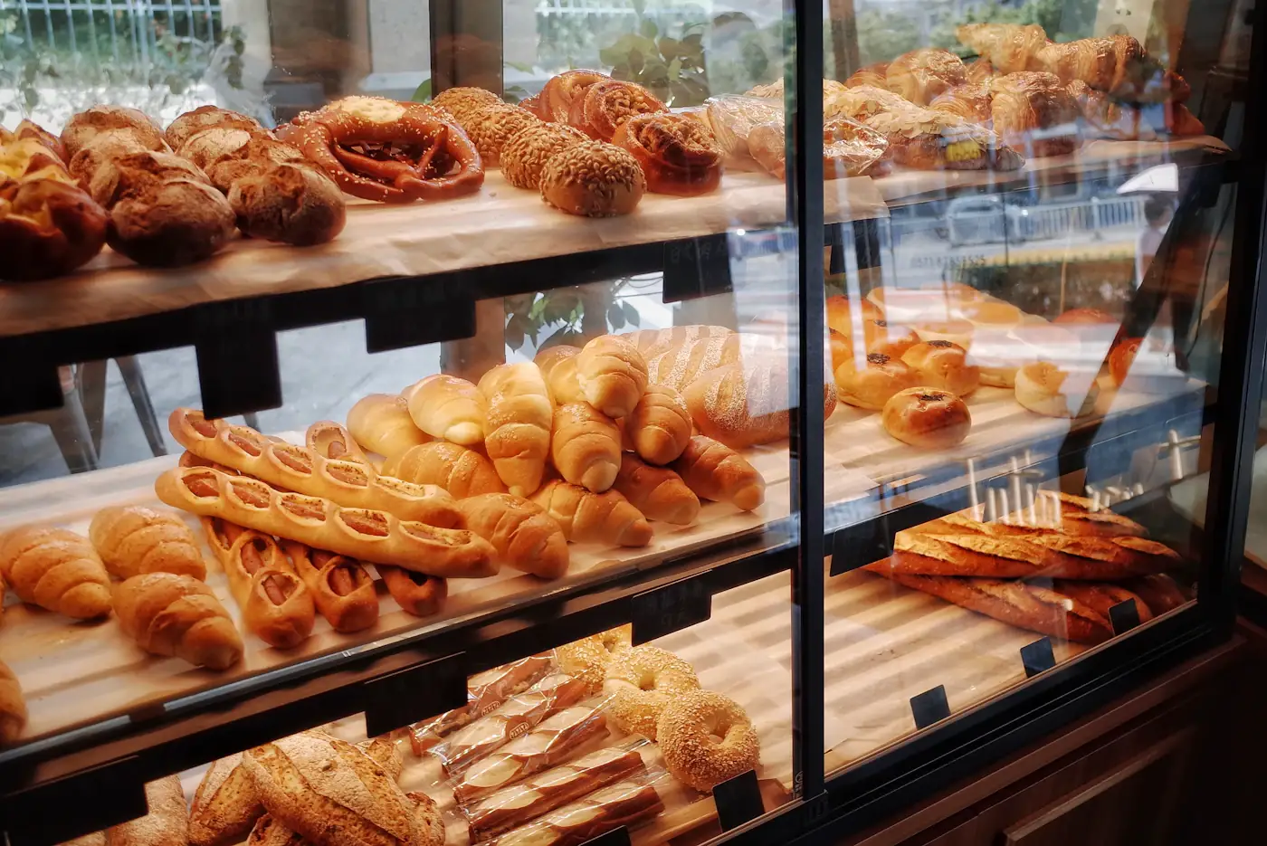 Toonbank vol vers brood en koffiekoeken